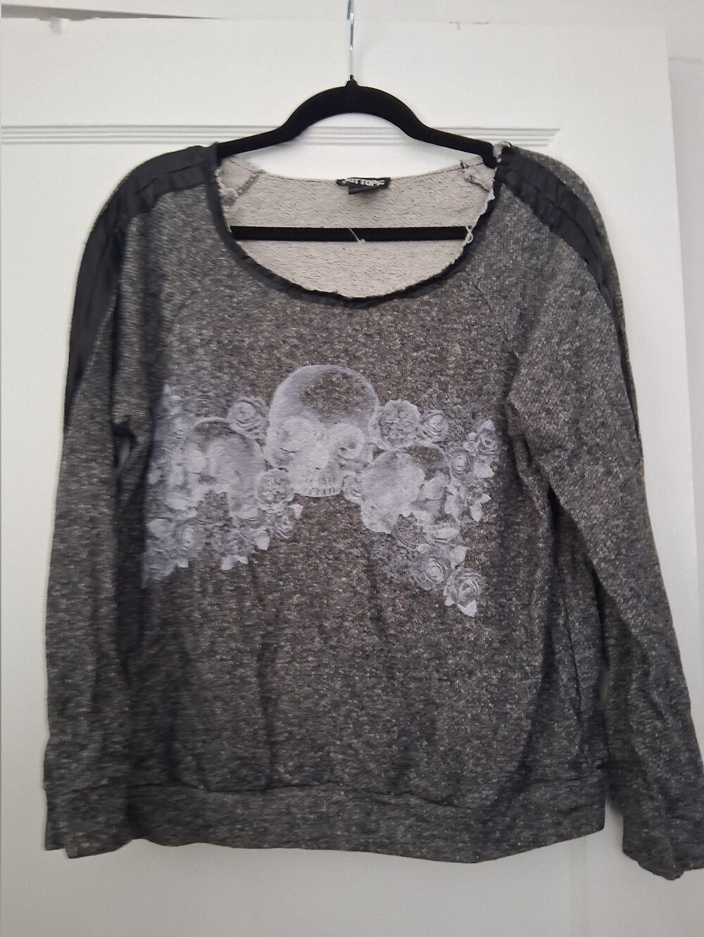 Hot Topic Grey Skull & Rose Knit Pullover Sweatshirt Large Vegan Leather Accent